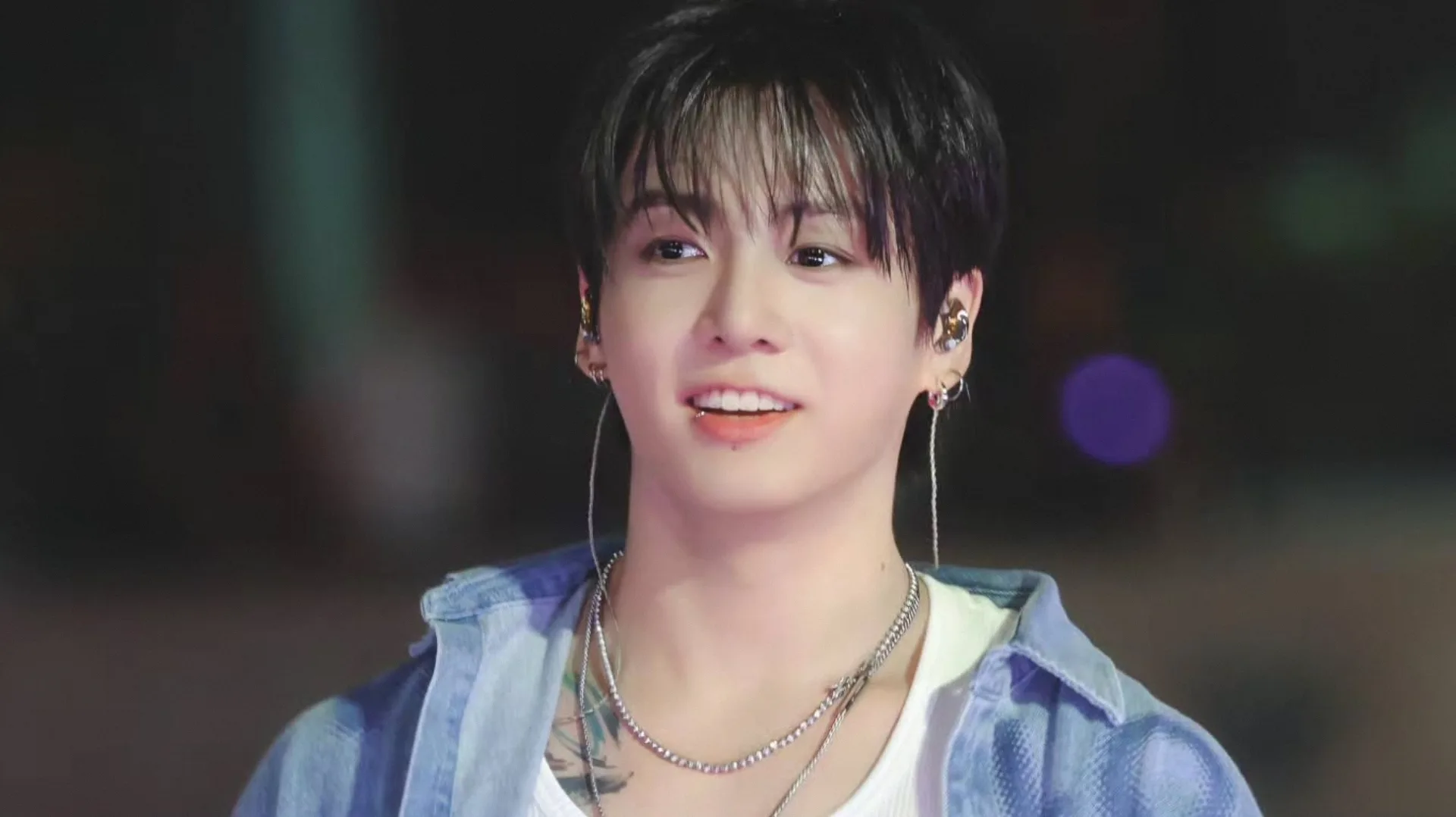 ¡Amor de persona! Jungkook regala corona y camiseta a ARMY discapacitada